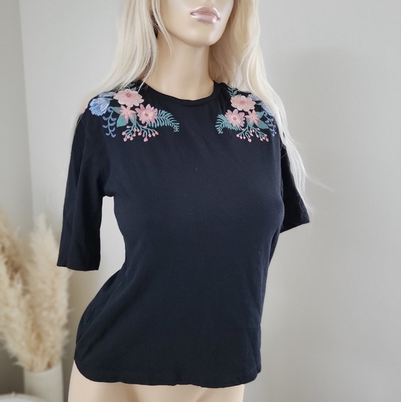Embroidered floral tshirt. - Picture 4 of 8